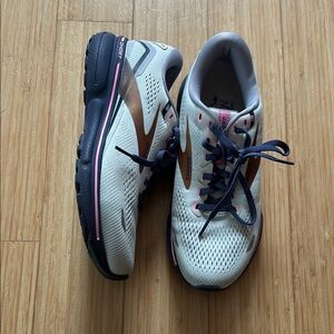 Brooks Women's Running Shoes - White and Pink - WIDE